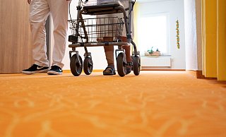 Ein Bewohner eines Seniorenheims in Löhne wird von Pflegepersonal begleitet – eine Einrichtung im Kreis Herford steht im Fokus wegen Ermittlungen zu möglichen Übergriffen von Einbrechern. - dpa