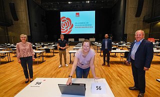 SPD trifft sich zur Wahlkreiskonferenz auf Abstand in der Stadthalle. Regina Kopp-Herr (v.l.), Björn Klaus, Ann Katrin Brambrink, Riza Öztürk, Pit Clausen haben alles vorbereitet. - Foto: Andreas Zobe/NW