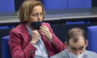 Beatrix von Storch (l), stellvertretende Fraktionsvorsitzende der AfD-Bundestagsfraktion, hat mit Äußerungen über die Transgender-Abgeordnete Tessa Ganserer (Grüne) parteiübergreifend scharfe Kritik auf sich gezogen. - Foto: Christophe Gateau/dpa