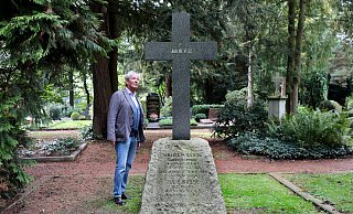 Der Richter i.R. Thomas Schnepf hat 2004 einen dokumentarischen Kriminalroman mit erdachter Rahmenhandlung über den Mord an den Herforder Bürgermeistern und die Gerichtsverhandlung geschrieben. - Frank-Michael Kiel-Steinkamp