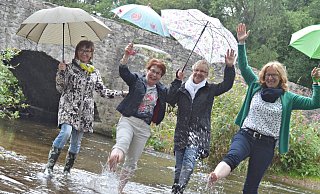 Fürs Foto haben sich Katharina Schröder (stellv. Kreisvorsitzende), Gabriele Beckmann (Kreisvorsitzende), Monika Aufenanger (stellv. Kreisvorsitzende) und Katja Hübner (Geschäftsführerin) passenderweise bei Regen - und mit Regenschirm bewaffnet - in die Nethe begeben. - Peter Heidbrink