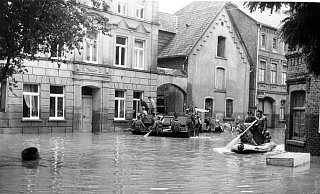 Die Einfahrt über die Diemelbrücke vom Neuen Tor hinein in die Lange Straße. Nach der Heinrichsflut 1965 halfen auch Soldaten. - Erich Kesting