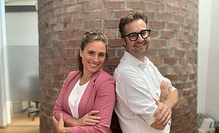 Eva Hüwe (34) und Fabian Henze (41) kennen sich seit einigen Jahren durch ihre Arbeit bei Miele – als Hüwe ihn fragte, ob er dabei sein will, sagte Henze nach nur kurzer Bedenkzeit zu. - Lena Vanessa Niewald