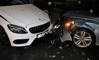 An dem weißen Mercedes entstand Totalschaden. - Polizei