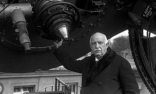 Der aus Lichtenau stammende Friedrich Simon Archenhold mit 70 Jahren am Okularende des Riesenfernrohrs der Treptower Sternwarte. - Bundesarchiv