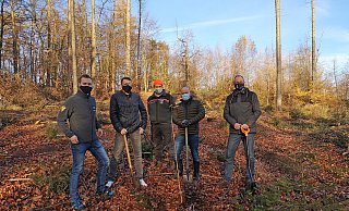 Robin Heidemann (von links), Darius Kutz, Markus Uhr, Felix Lilienthal und Gerhard Naendrup freuen sich über 100 neue Bäume im Wiehengebirge. MT-Foto: Carsten Korfesmeyer - cko