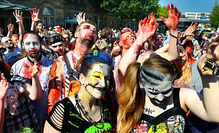 Auch eine Mutter (vorne l.) und ihre Tochter sind beim Zombiewalk dabei. - Barbara Franke