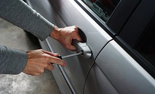 Die Täter hinterließen an den aufgebrochenen Wagen Blutspuren. - Pixabay