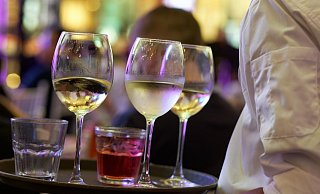 Lange Arbeitszeiten und niedrige Gehälter schrecken viele Arbeitsuchende ab. - Pixabay