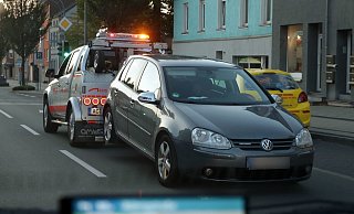 In diesem Fahrzeug saßen nach Zeugenaussage zwei Männer, die von einem MEK der Polizei festgenommen wurden. - picture alliance/dpa