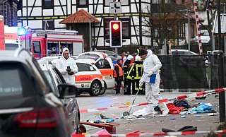 Einsatzkräfte nehmen an der Unfallstelle in Volkmarsen Spuren auf. - picture alliance/dpa