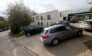Durchsucht: Mit Zivilfahrzeugen kamen die Polizeibeamten auf das Wittekindshofgelände. - Thorsten Gödecker