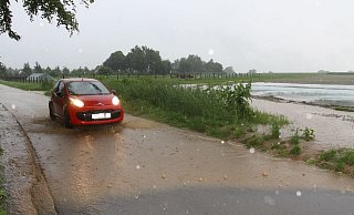 Überspült: Der Schulweg in Halstern nach heftigem Regenfall. - Ulf Hanke