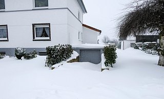 Diese Garage in Oetinghausen ist wohl länger nicht erreichbar. - Yvonne Gottschlich