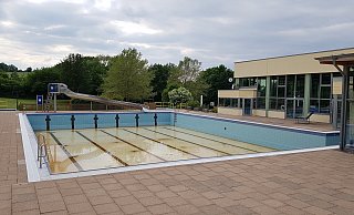 Noch fehlt im Freibad Nieheim das Wasser. Doch bald soll hier geschwommen werden – probeweise. - David Schellenberg