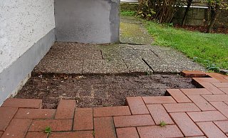 Sogar einige Pflastersteine haben die Unbekannten entfernt und offenbar mitgenommen. - Sandra Spieker
