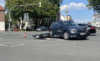 Der Fahrer der 125er Yamaha stürzte und die Maschien prallte in die Beifahrerseite des Skoda. - Marc Schröder