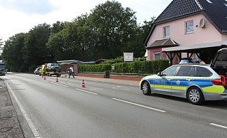 Kollision: Bei einem Unfall auf der Bünder Straße wurde ein Wagen schwer beschädigt. Die Polizei regelte den Verkehr. - Anthea Moschner