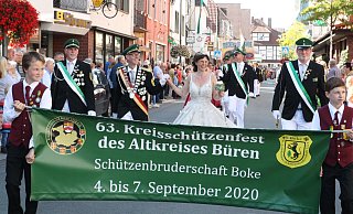 Im Katharinenmarkt-Umzug 2019 hatten die Boker bereits für das viertägige Schützenevent geworben. Das wurde jetzt zum zweiten Mal verschoben. Das Kreiskönigspaar Heinz und Iris Kroos muss sich weiter gedulden. - Regina Brucksch