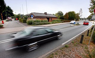 Zufahrt: Wo jetzt das Feuerwehrgerätehaus steht, wird der neue Elli-Markt gebaut. Hinter der Verkehrsinsel (rechts im Foto) entsteht die Hauptzufahrt zum Parkplatz. Foto: Roland Thöring - Roland Thöring