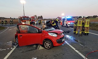 Die Feuerwehr Warburg musste den Fahrer aus seinem Wagen befreien. - Dieter Scholz