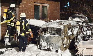 Die beiden Autos brannten aus. - Feuerwehr Enger