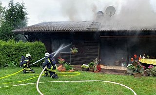 Mehrere Einsatzkräfte der Feuerwehr löschten das brennende Holzhaus. - Ralph Meyer