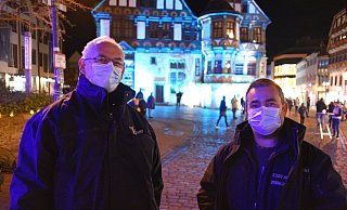 Andreas Bohnenpoll und Sebastian Hahn vom Ordnungsamt der Stadt Höxter kontrollieren die Einhaltung der Regeln. - Thomas Kube