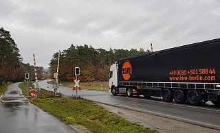 Der Bahnübergang am Schnatweg ist weiterhin erheblich beschädigt. - Uwe Pollmeier