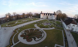 Der Schlosspark ist ähnlich beeindruckend wie das Schloß Neuhaus selbst. - Marc Köppelmann