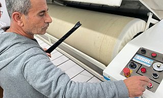 Der Chef Gündüz der Textilreinigung Barbara erwartet den großen Ansturm erst nach den Feiertagen. - Jule Prietzel