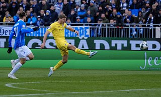 Fabian Klos zieht zum 1:0 ab. Es sollte nicht sein letztes Tor dieses Spiels bleiben. - Andreas Zobe