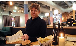 Weberei-Geschäftsführer Andreas Oehme präsentiert die neue Speisekarte in frisch gestrichenem Bistro. - Matthias Gans