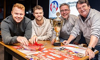 Die Handballer Philipp Holtmann vom TuS Spenge (v. l.) und Bjarne Franz von der TSG mit Sören Herbst vom Kreispokal-Hauptsponsor Neue Westfälische und dem Chef des Handballkreises Thomas Boerscheper bei der Auslosung. - Mike-Dennis Müller / www.mdm.photo