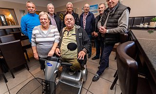 Fußballkumpel und Freunde – hier vertreten von Detlef Bäumer (hinten v.l.), Jürgen Brune, Reinhard Führing, Claus Cramer, Berend Schwanold und Rechts-Betreuer Robert Fischer – erweisen dem Ehepaar Thiemann (vorne) einen besonderen Freundschaftsdienst. - DENNIS ANGENENDT