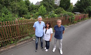 Hagen Weege (v. l.), Adelheid Tenace und Andre Schrand sprechen für 45 Einwohner, die Einwände gegen ein neues Mehrparteienhaus am Ölbach haben. - Sigurd Gringel