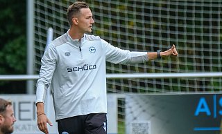 Arminais Trainer Oliver Döking sah eine gute erste Halbzeit seiner Mannschaft beim 1:1 in Verl. - az
