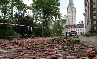 Eine Spur der Verwüstung: 2022 tobte ein Tornado durch Paderborn und fegte unter anderem in der Michaelstraße die Ziegel vom Dach. In der ganzen Stadt richtete er schwere Schäden an. - Holger Kosbab