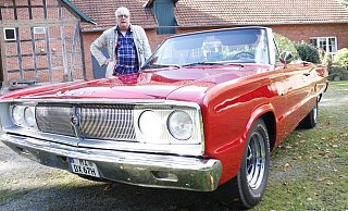 Bernd Wieding und sein Dodge Coronet 440. Der Wagen ist ist eine ausgesprochene Rarität auf den Straßen Deutschlands. - Michael Lorenz