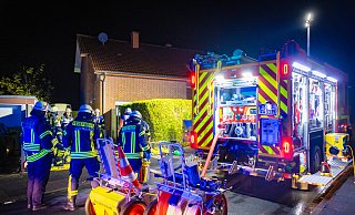 Feuer in Senne: Als die Feuerwehr an dem Wohnhaus ankam, war eine Mutter mit zwei Kindern bereits aus dem Gebäude geflüchtet. - Mike-Dennis Müller