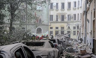 Rettungskräfte suchen in den Trümmern am Angriffsort nach Überlebenden und Todesopfern. - Mykola Tys/AP