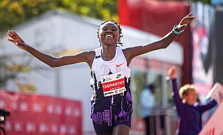 Ruth Chepngetich lief in Chicago als erste Frau einen Marathon unter 2:10 Stunden und wurde nun für drei Jahre gesperrt. - Tess Crowley/Chicago Tribune/AP/dpa
