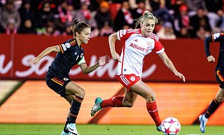 Die Bayern-Frauen um Georgia Stanway (r) verspielten gegen die AS Rom eine 2:0-Führung. - Matthias Balk/dpa