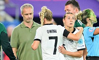 Carlotta Wamser (r) vertritt nun Giulia Gwinn. - Sebastian Christoph Gollnow/dpa