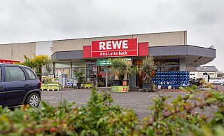 Der Rewe-Markt an der Dubelohstraße in Schloß Neuhaus soll sich den Planungen zufolge auch im vorderen Breich verändern. - Niklas Tüns