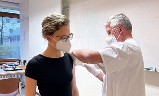 Die Impfungen in Paderborner Krankenhäusern wurden bereits wieder unterbrochen. Miriam Günter (l.) gehörte zu den ersten Pflegefachkräften, die geimpft wurden. - St.-Vincenz-Krankenhaus / Böddeker