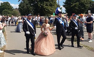 Yasmine und Lucas Villmer werden beim Festumzug durch Rösebeck von den beiden Königsoffizieren begleitet. - Holger Flörke