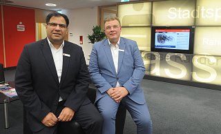 Die Stadtsparkasse Rahden werde eigenständig bleiben, sagten der Vorstandsvorsitzende Ravinder Stephan Singh Sud (l.) und Vorstandsmitglied Nico Clasing. Die Sparkasse sei eigenkapitalstark und habe ein tolles Team. - Joern Spreen-Ledebur