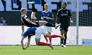 SCP-Youngster Mattes Hansen, der von Steven Skrzybski ausgehebelt wird, hatte nicht nur in dieser Szene einen schweren Stand. - dpa
