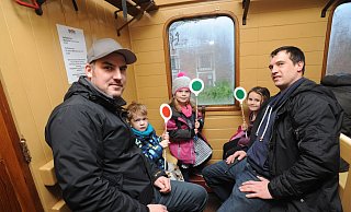 Stephan Borggreve, Max, Emma, Amelie und Kilian Gorn genossen die nostalgische Bahnfahrt an Heiligabend zwischen Pr. Oldendorf und Bad Essen. - Joern Spreen-Ledebur